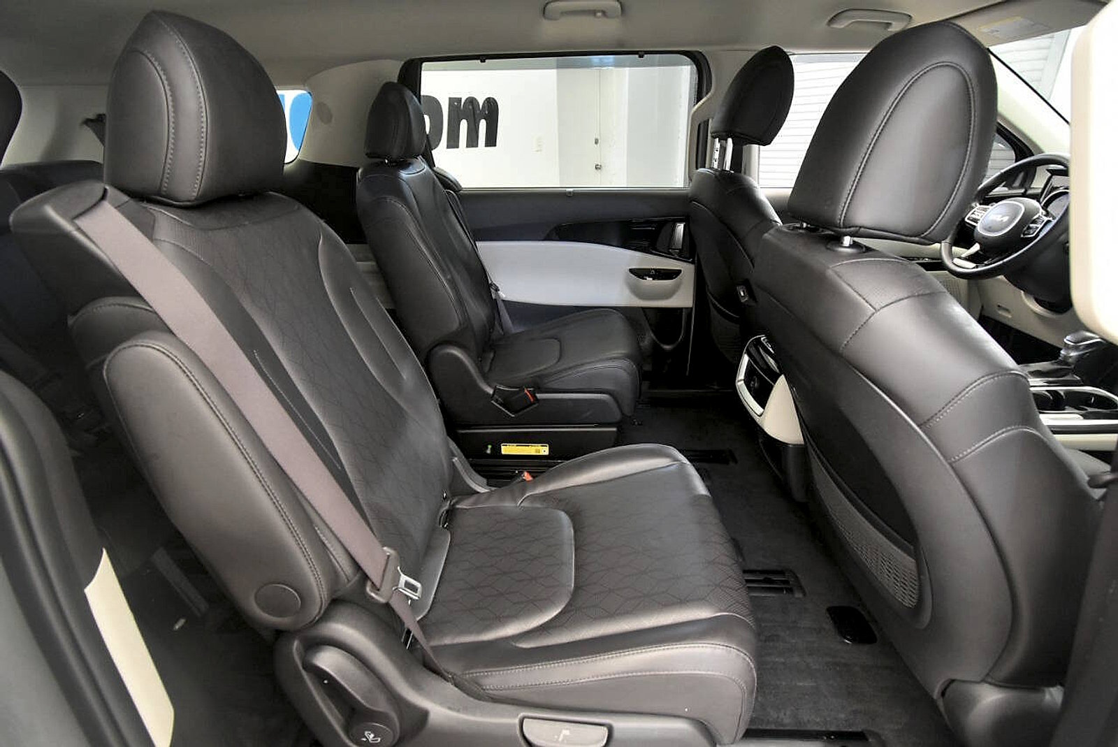 Used 2024 Kia Carnival EX FWD image 17