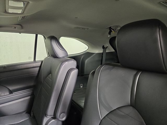 Used 2021 Toyota Highlander XLE AWD/4WD image 15