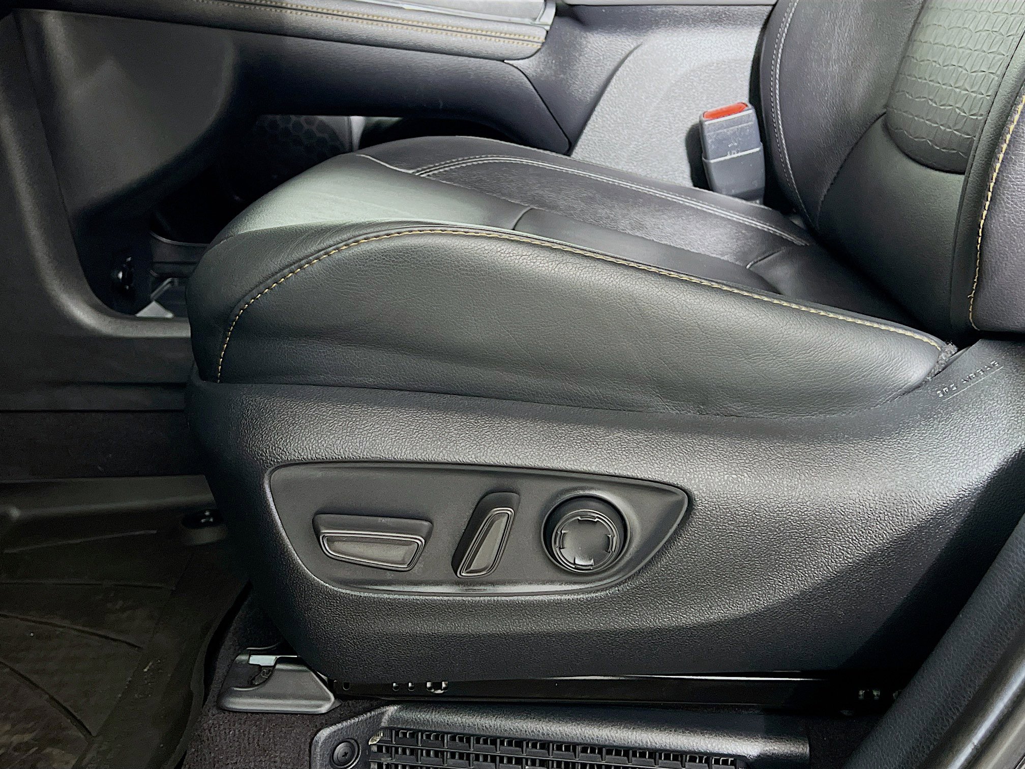 Certified 2024 Toyota Sienna XLE Woodland Edition image 21