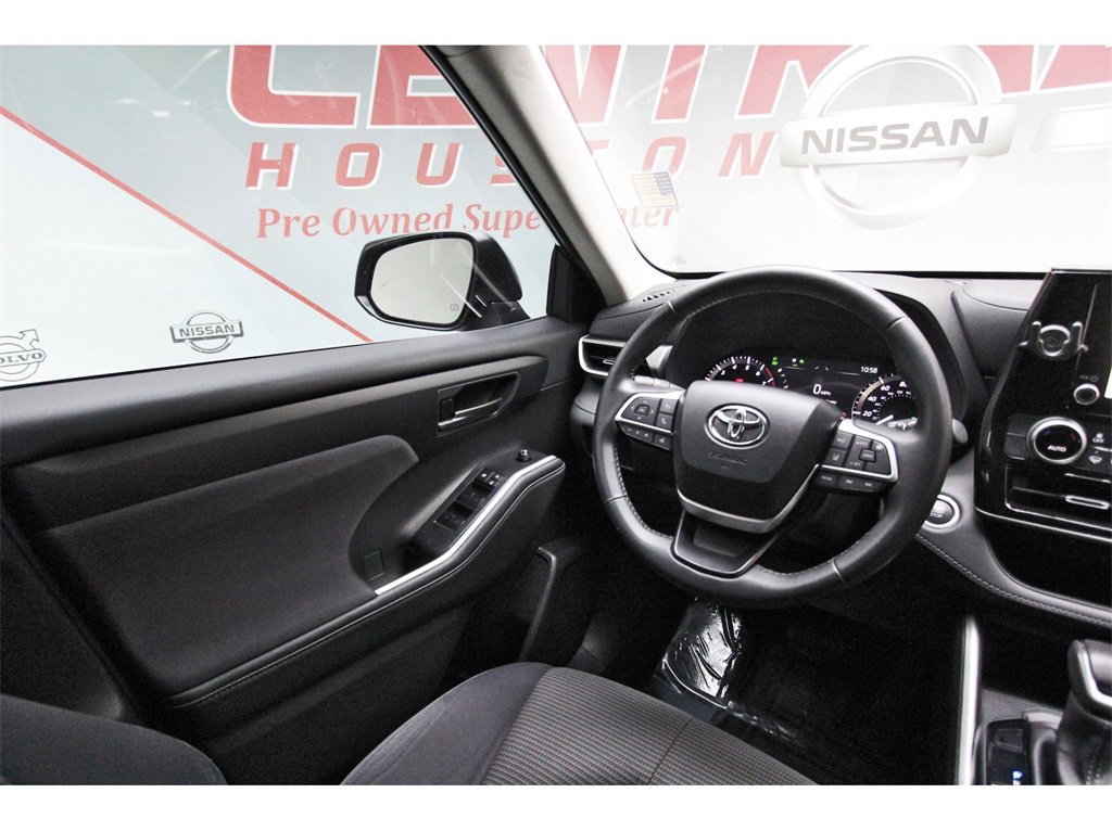 Used 2024 Toyota Highlander XLE image 6