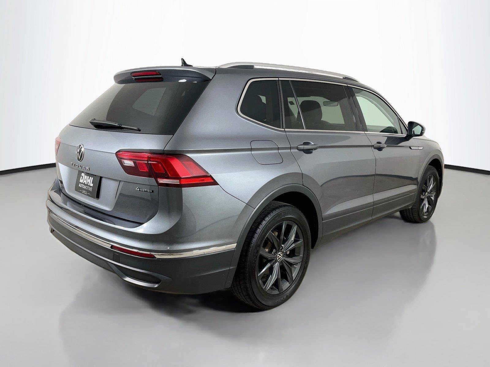 Used 2024 Volkswagen Tiguan SE AWD/4WD image 13