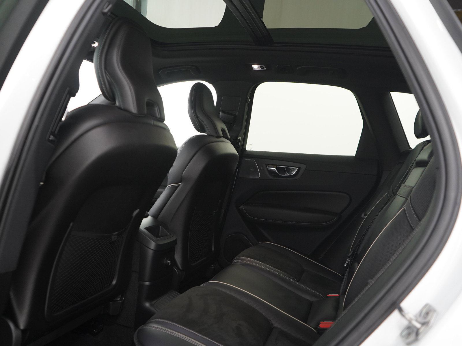 Used 2019 Volvo XC60 T8 R-Design w/ Advanced Package AWD/4WD image 18