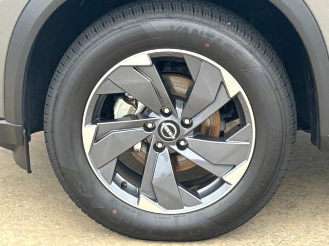 Used 2025 Nissan Rogue SV image 5