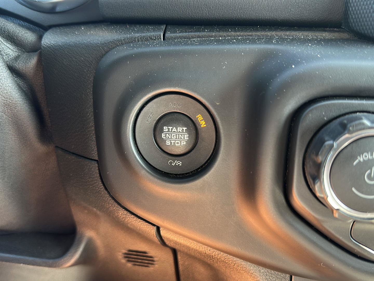 Used 2020 Jeep Gladiator Overland AWD/4WD image 19
