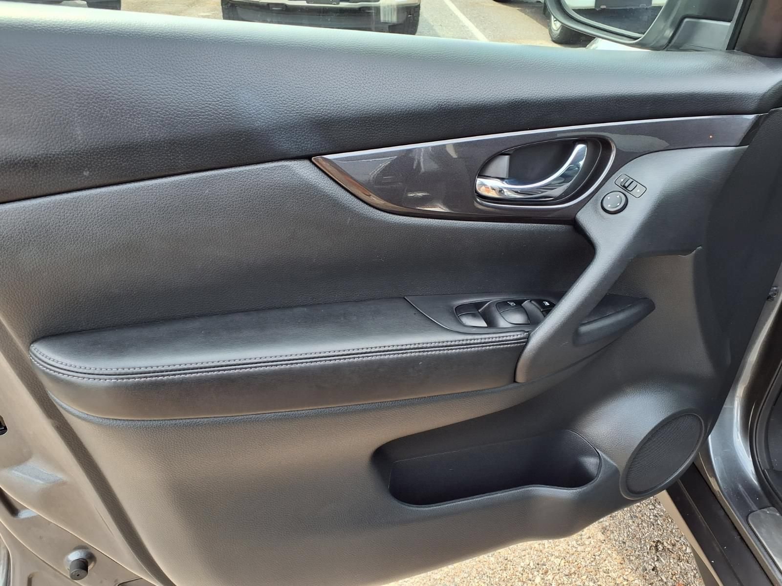 Used 2018 Nissan Rogue SV AWD/4WD image 14