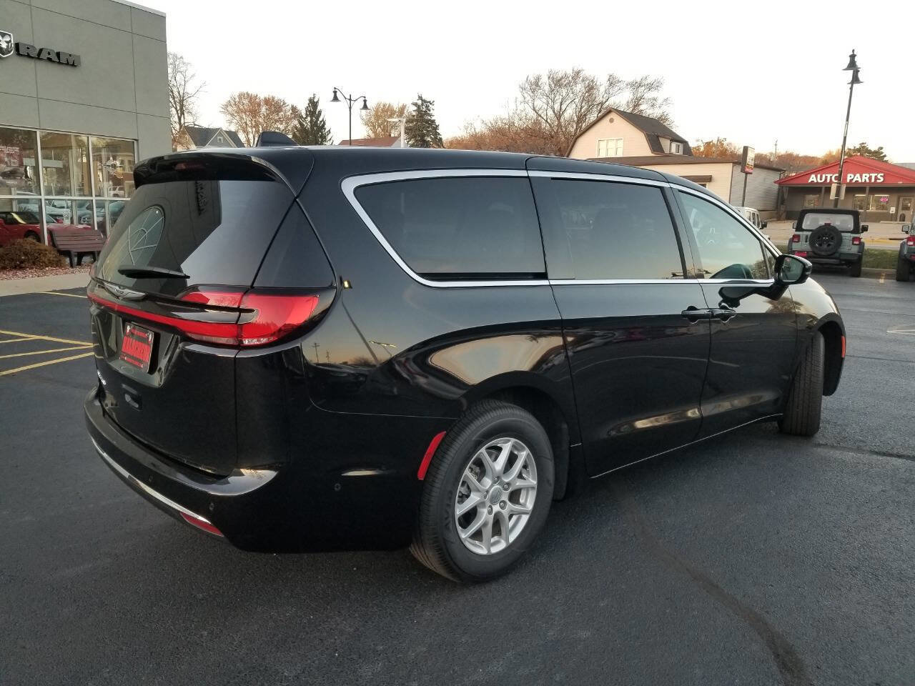 Certified 2024 Chrysler Pacifica Touring-L image 7