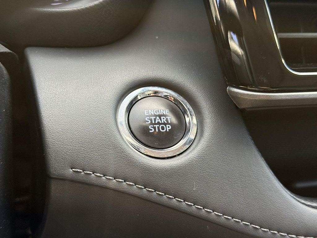 Used 2022 Toyota Highlander XLE FWD image 16