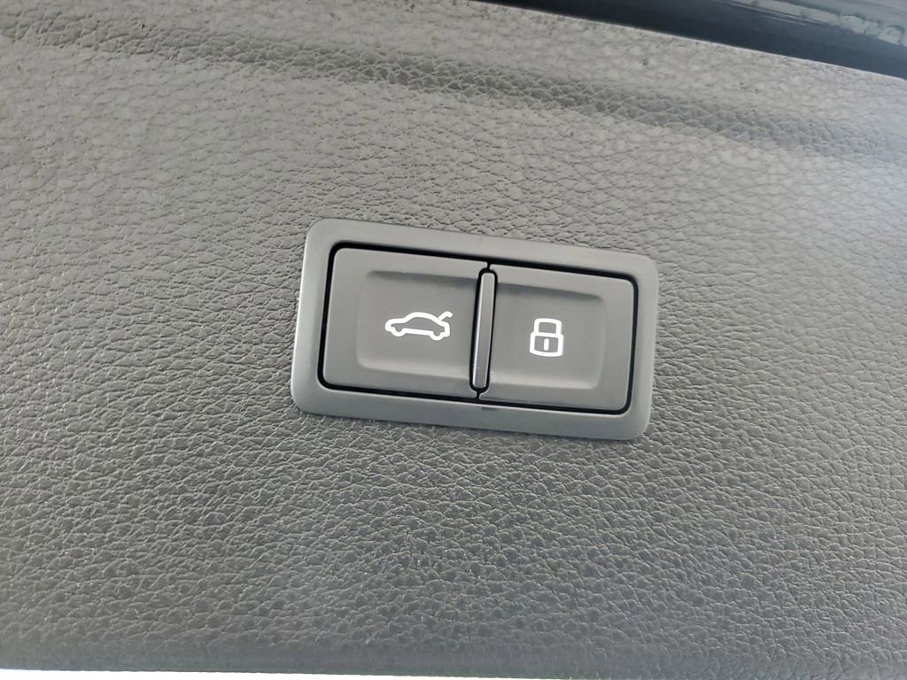 Used 2024 Audi Q5 e Premium Plus w/ Premium Plus Package image 9