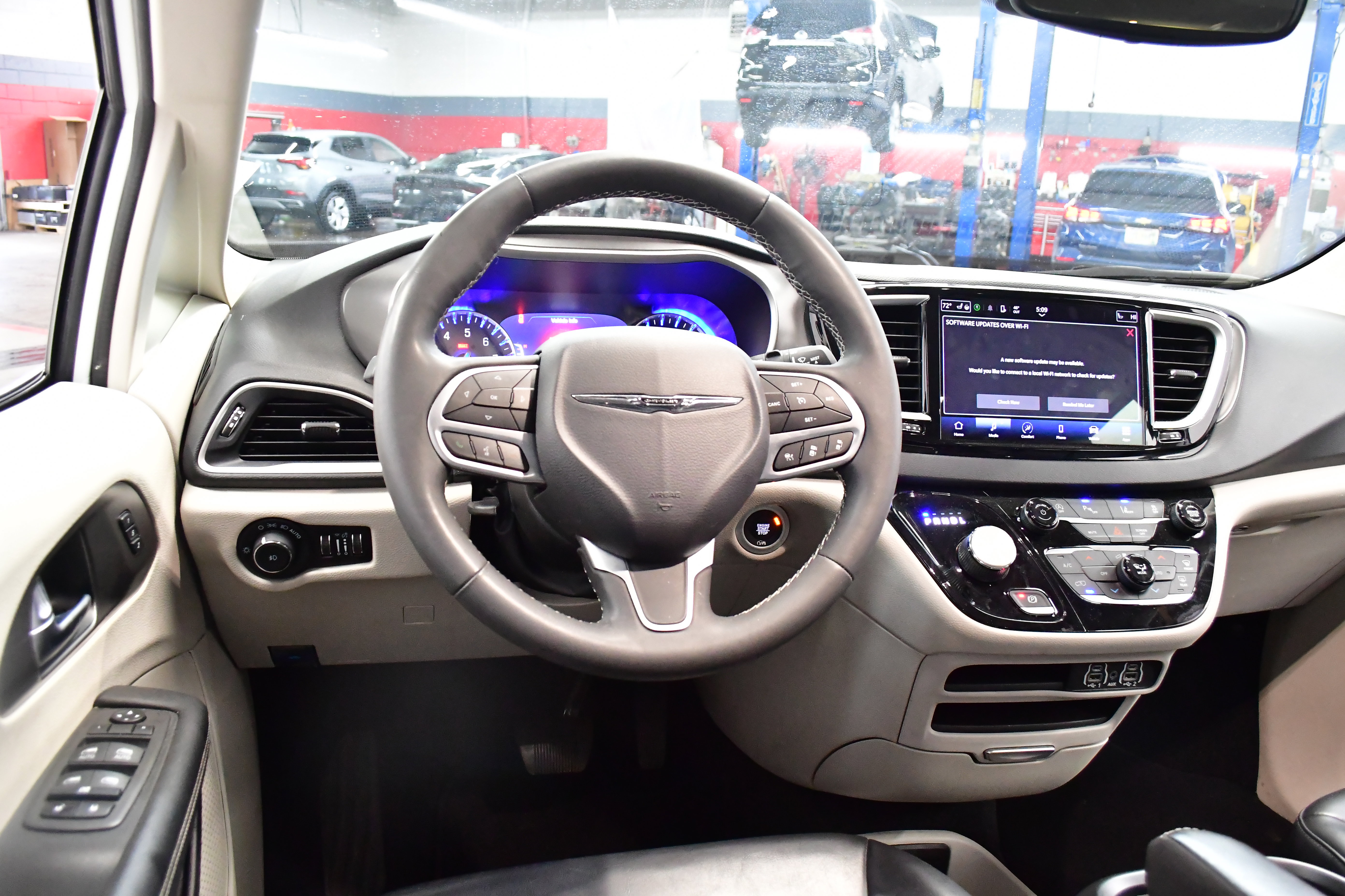 Used 2023 Chrysler Pacifica Touring-L FWD image 9