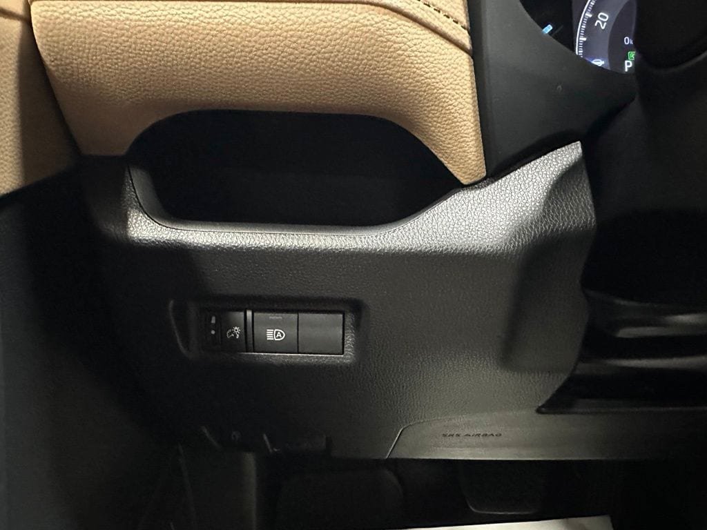 Used 2025 Toyota RAV4 XLE AWD/4WD image 17