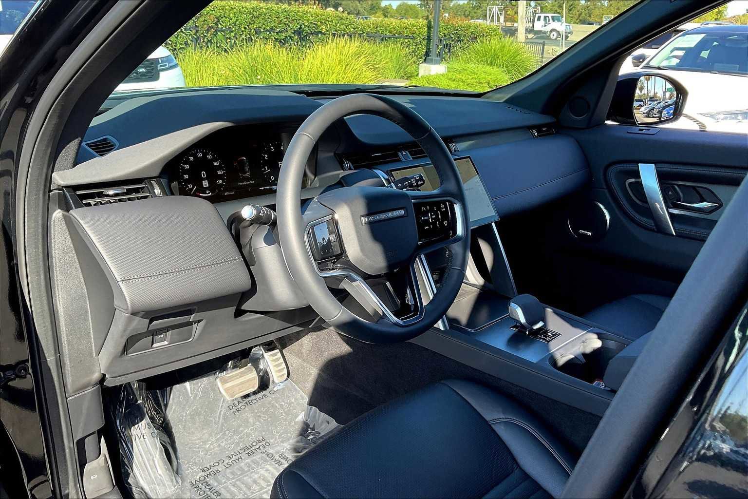 Used 2025 Land Rover Discovery Sport Dynamic SE image 17