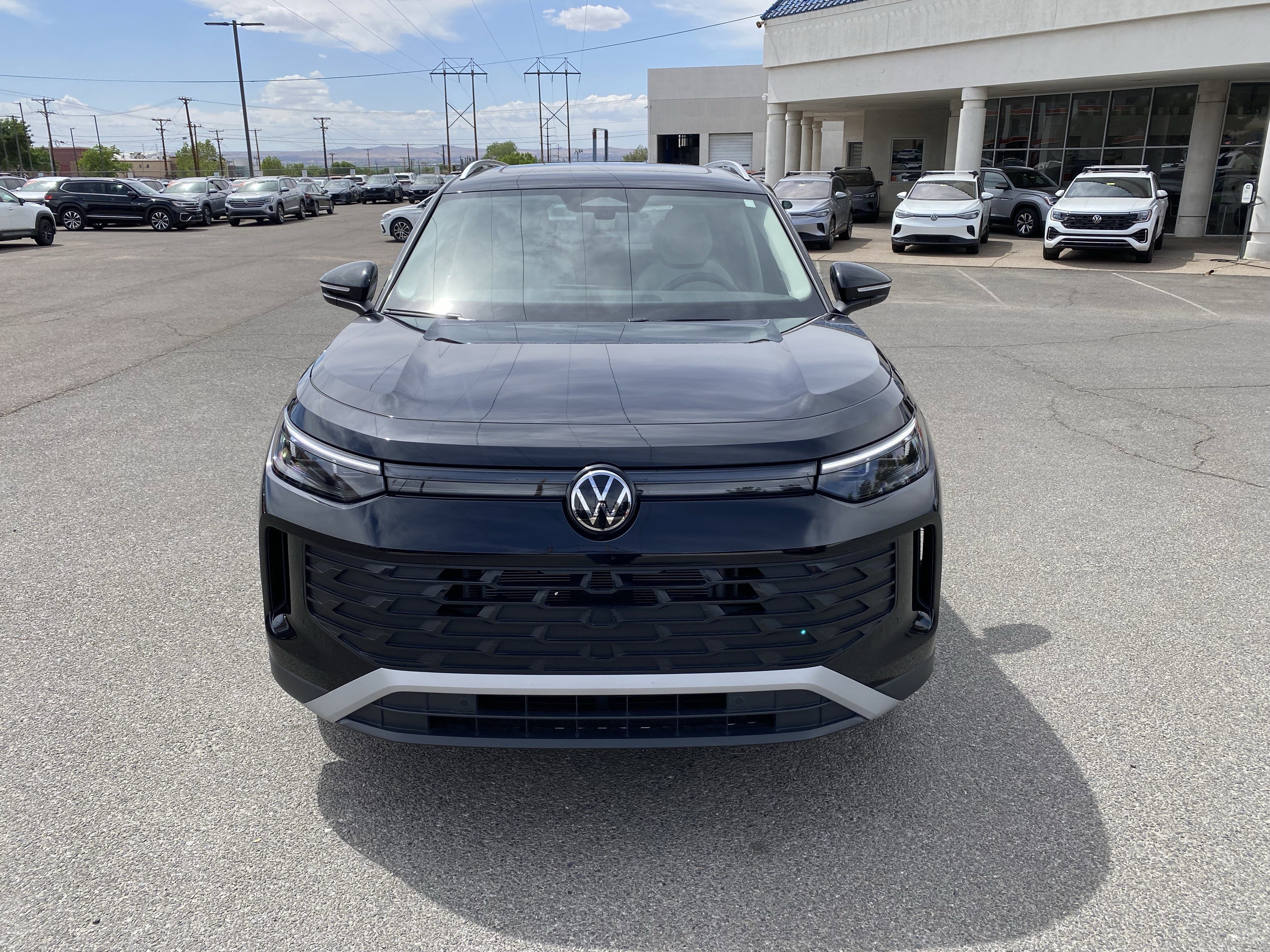 Used 2025 Volkswagen Tiguan SE w/ Panoramic Sunroof Package AWD/4WD image 38