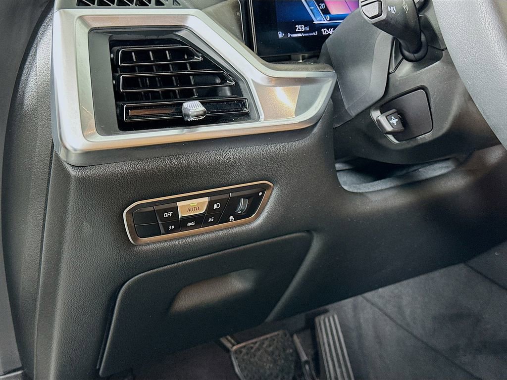 Used 2023 BMW X7 xDrive40i w/ Premium Package image 19