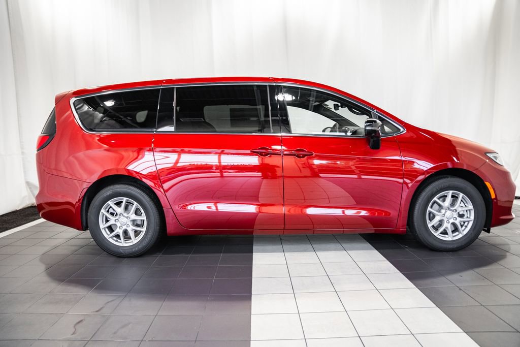 New 2026 Chrysler Pacifica Select image 3