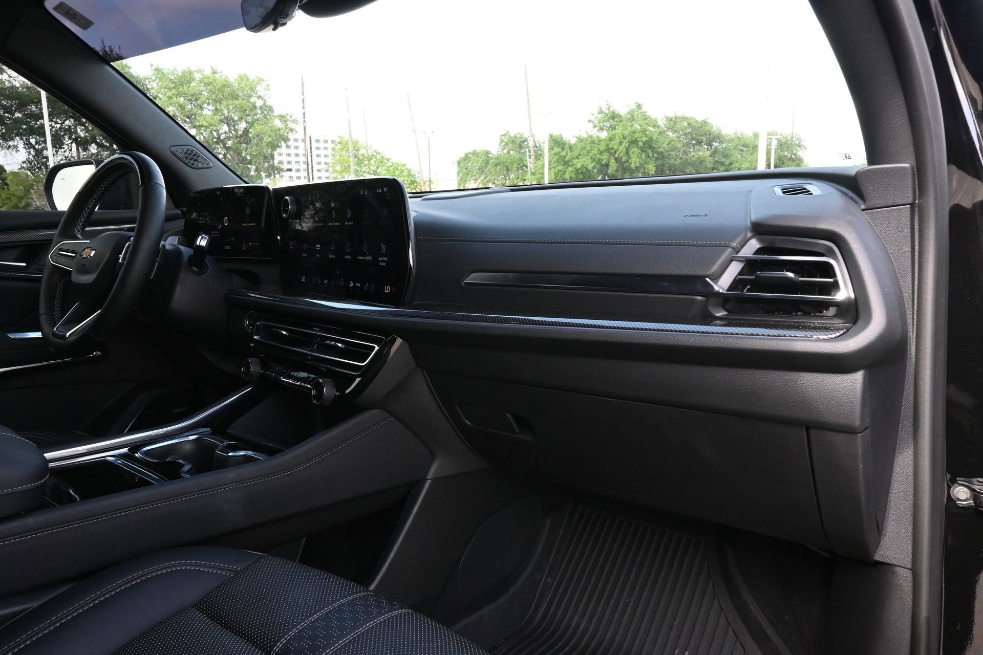 Used 2025 Chevrolet Traverse High Country FWD image 25