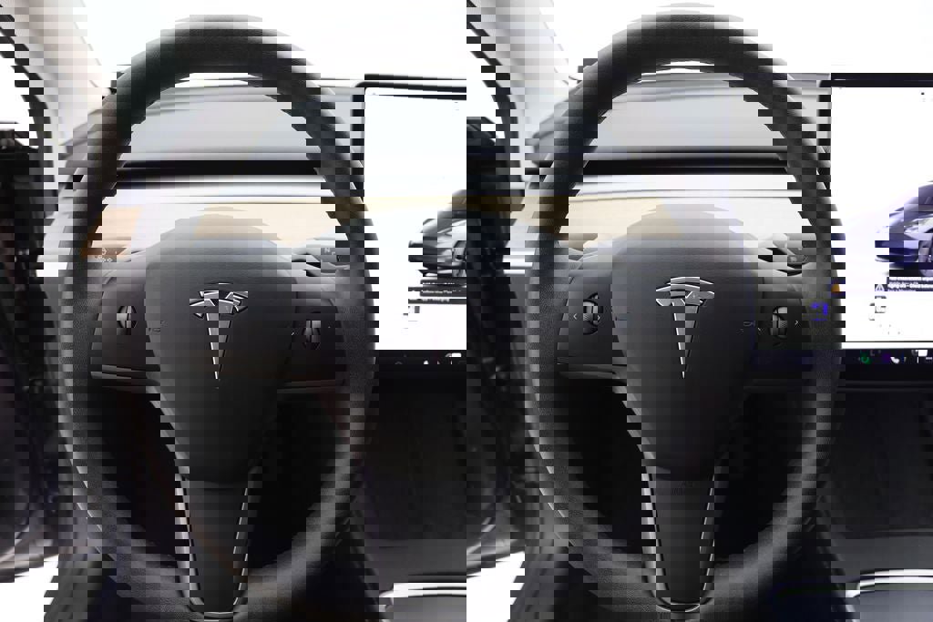 Used 2023 Tesla Model 3 Standard Range image 16