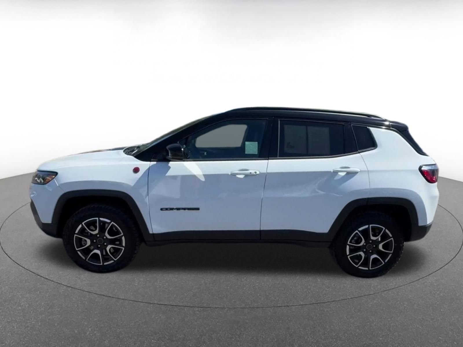 Used 2025 Jeep Compass Trailhawk image 9