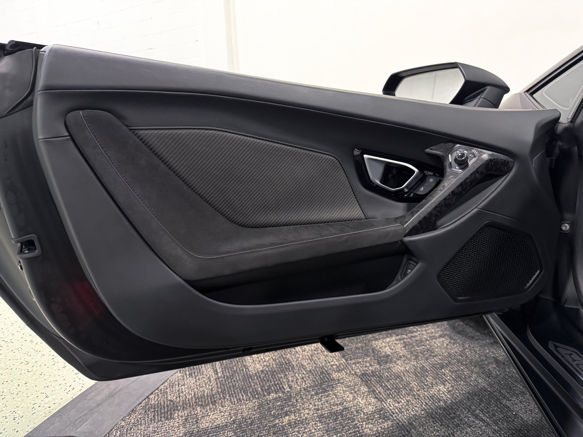 Used 2021 Lamborghini Huracan EVO RWD image 9