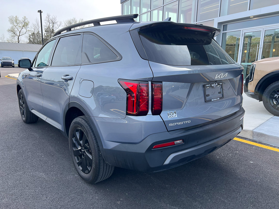 Used 2023 Kia Sorento S image 3