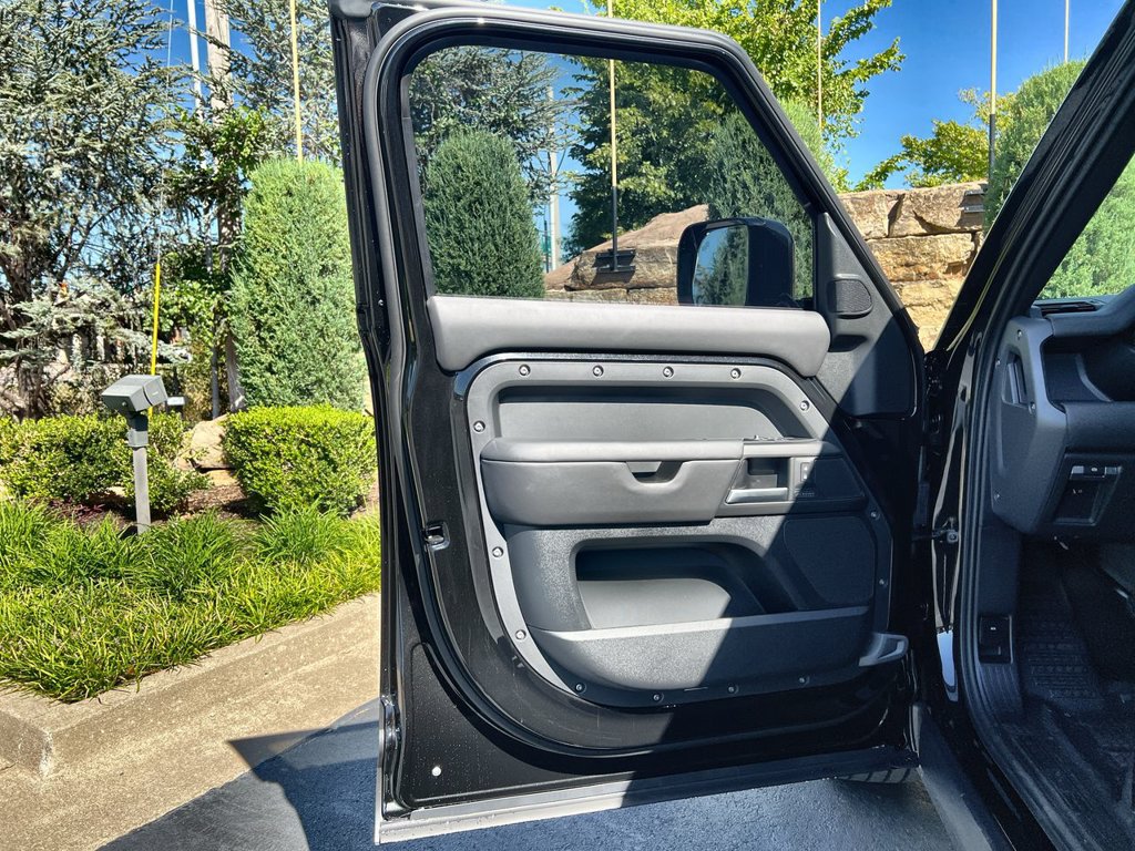 New 2026 Land Rover Defender 110 X-Dynamic SE AWD/4WD image 17