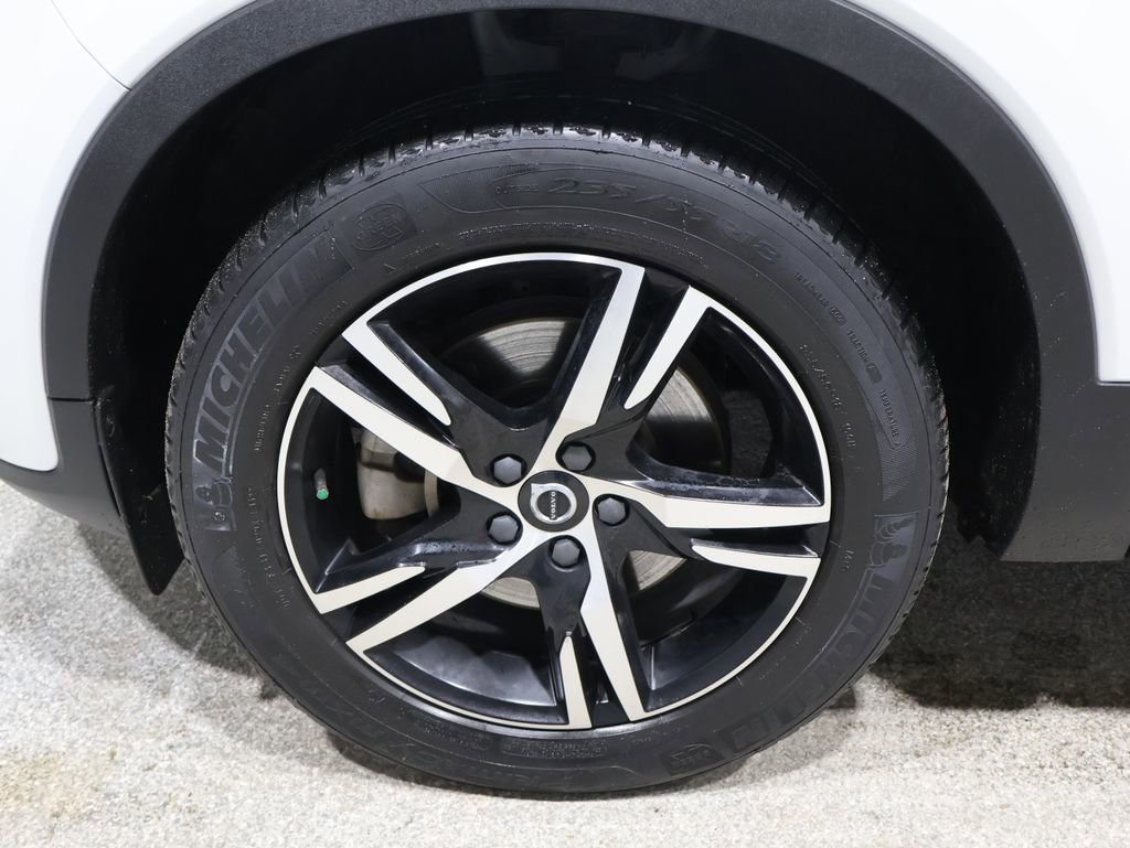 Used 2023 Volvo XC40 B5 Core image 8