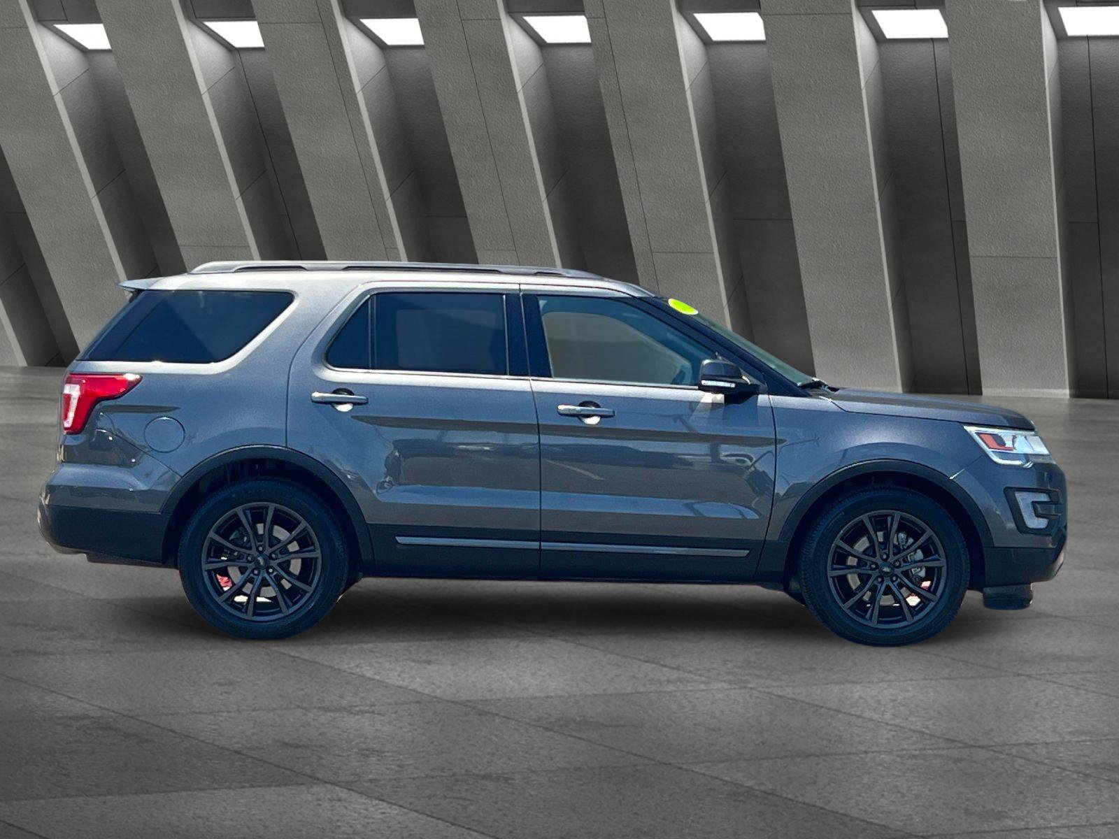 Used 2017 Ford Explorer XLT w/ Equipment Group 202A FWD image 3