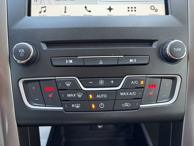 Used 2017 Ford Fusion SE w/ Fusion SE Technology Package FWD image 19