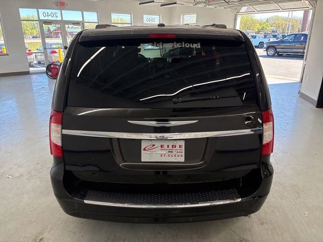 Used 2014 Chrysler Town & Country Touring-L FWD image 6