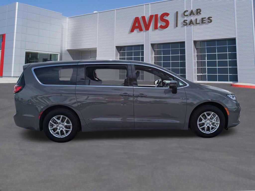 Used 2025 Chrysler Pacifica Select image 5