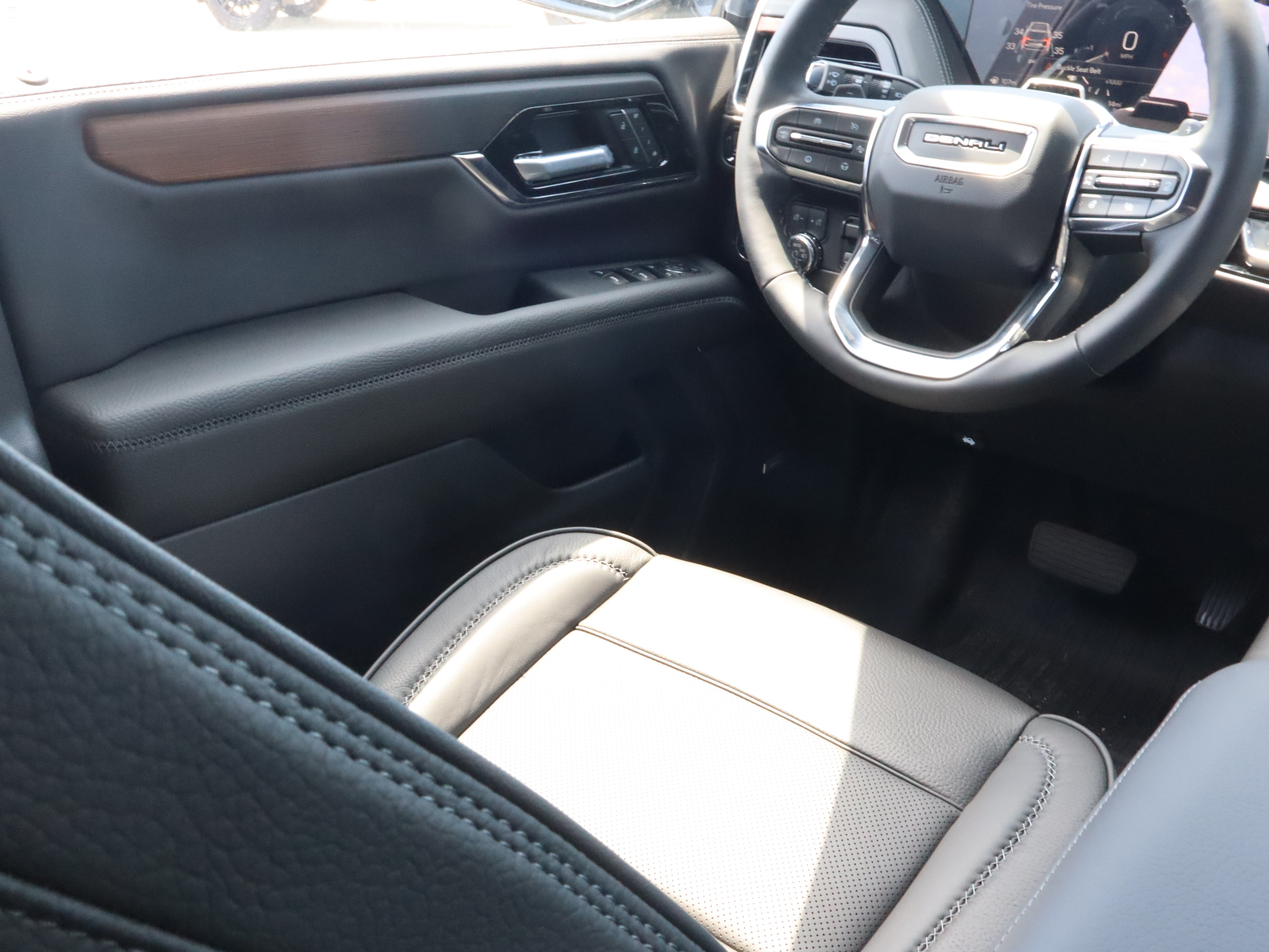 New 2026 GMC Yukon Denali w/ Denali Reserve Package AWD/4WD image 13
