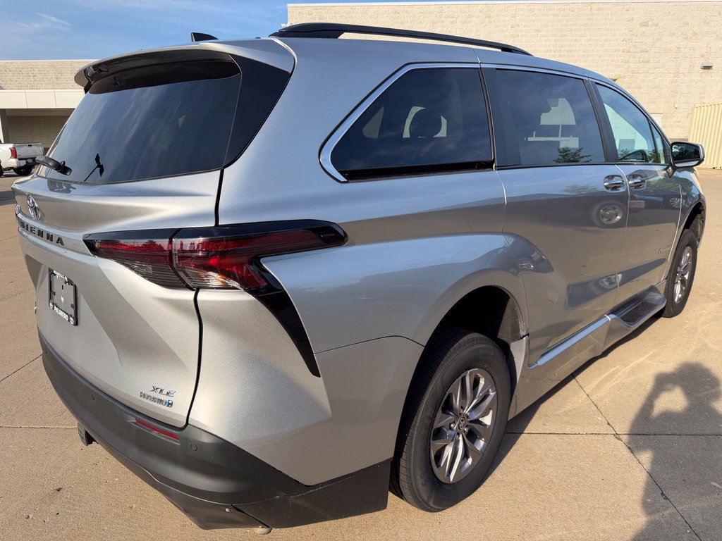 Used 2023 Toyota Sienna XLE w/ XLE Plus Package FWD image 5