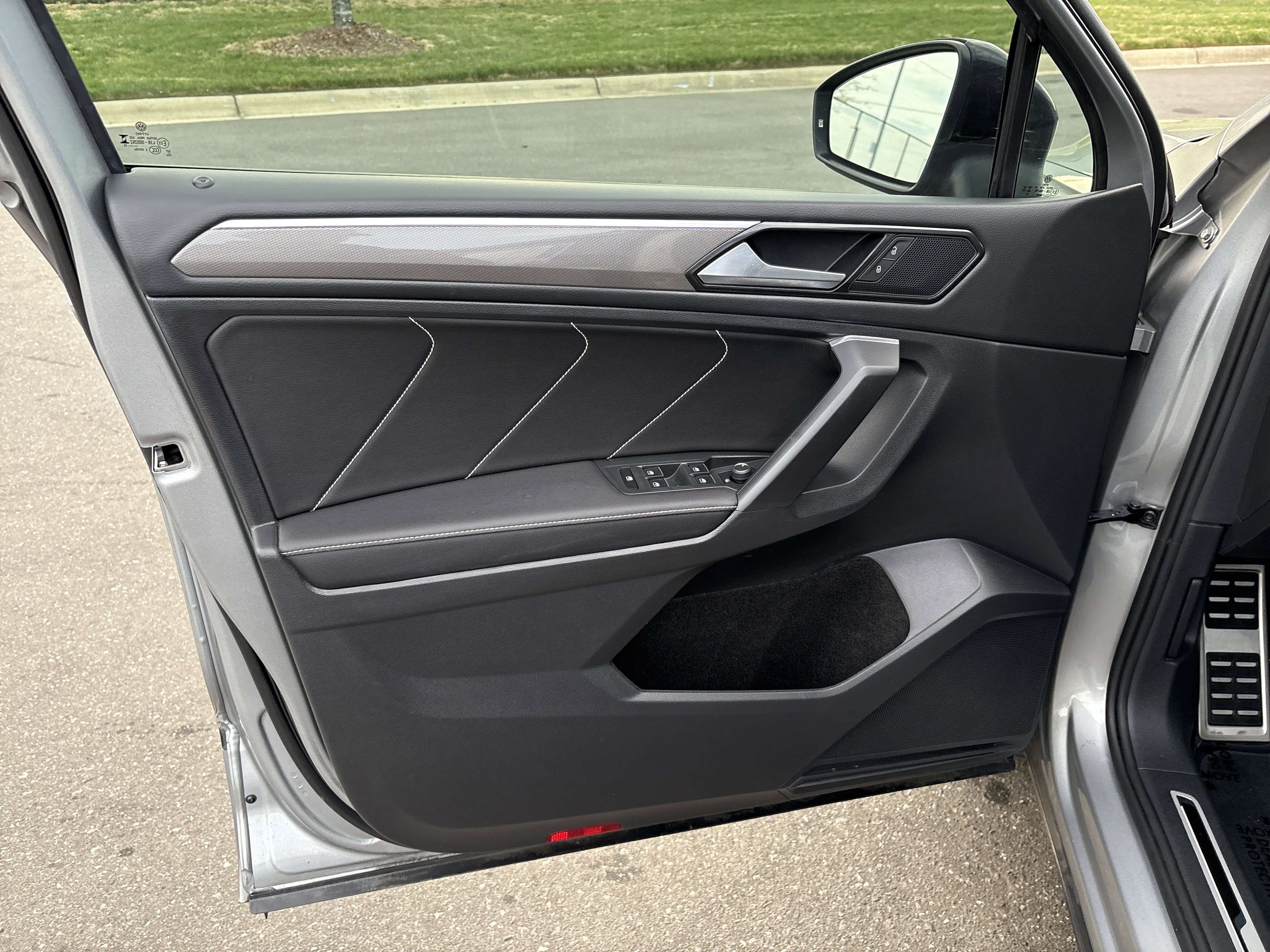 Used 2023 Volkswagen Tiguan SE R-Line image 14