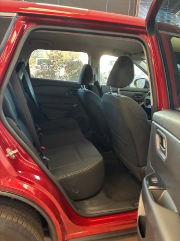 Used 2025 Nissan Rogue S FWD image 31