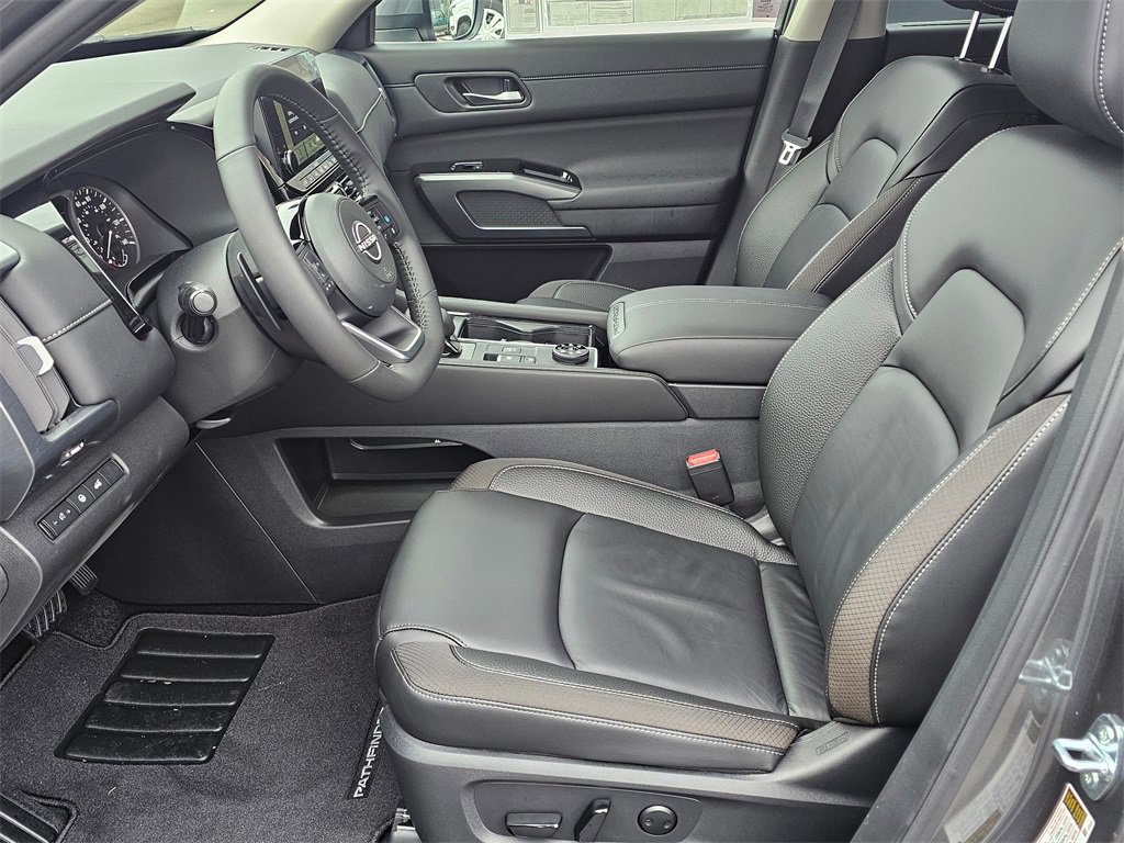 New 2025 Nissan Pathfinder SL image 16