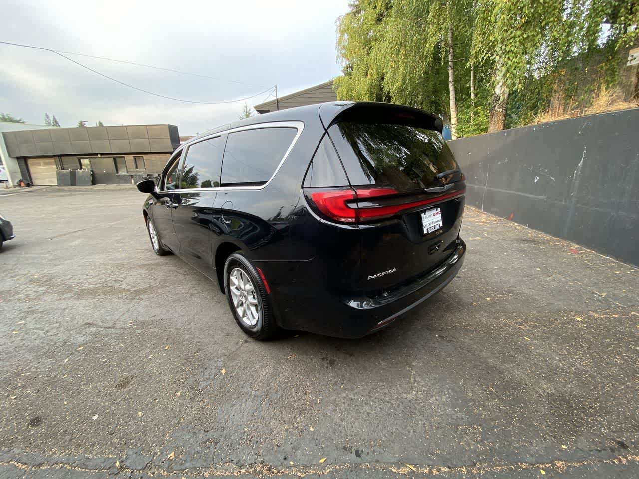 Used 2024 Chrysler Pacifica Touring-L FWD image 4