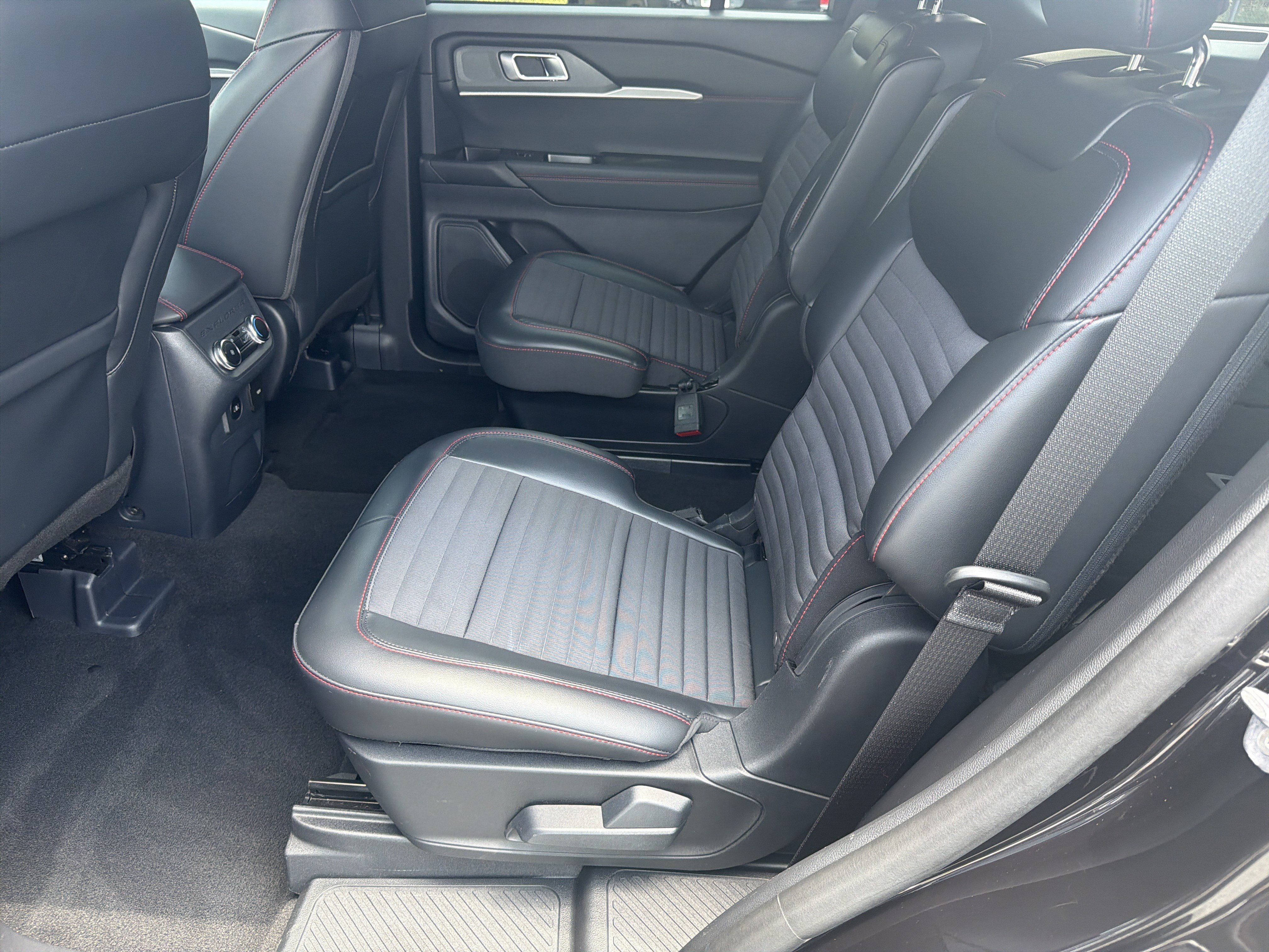 Used 2025 Ford Explorer ST-Line AWD/4WD image 26