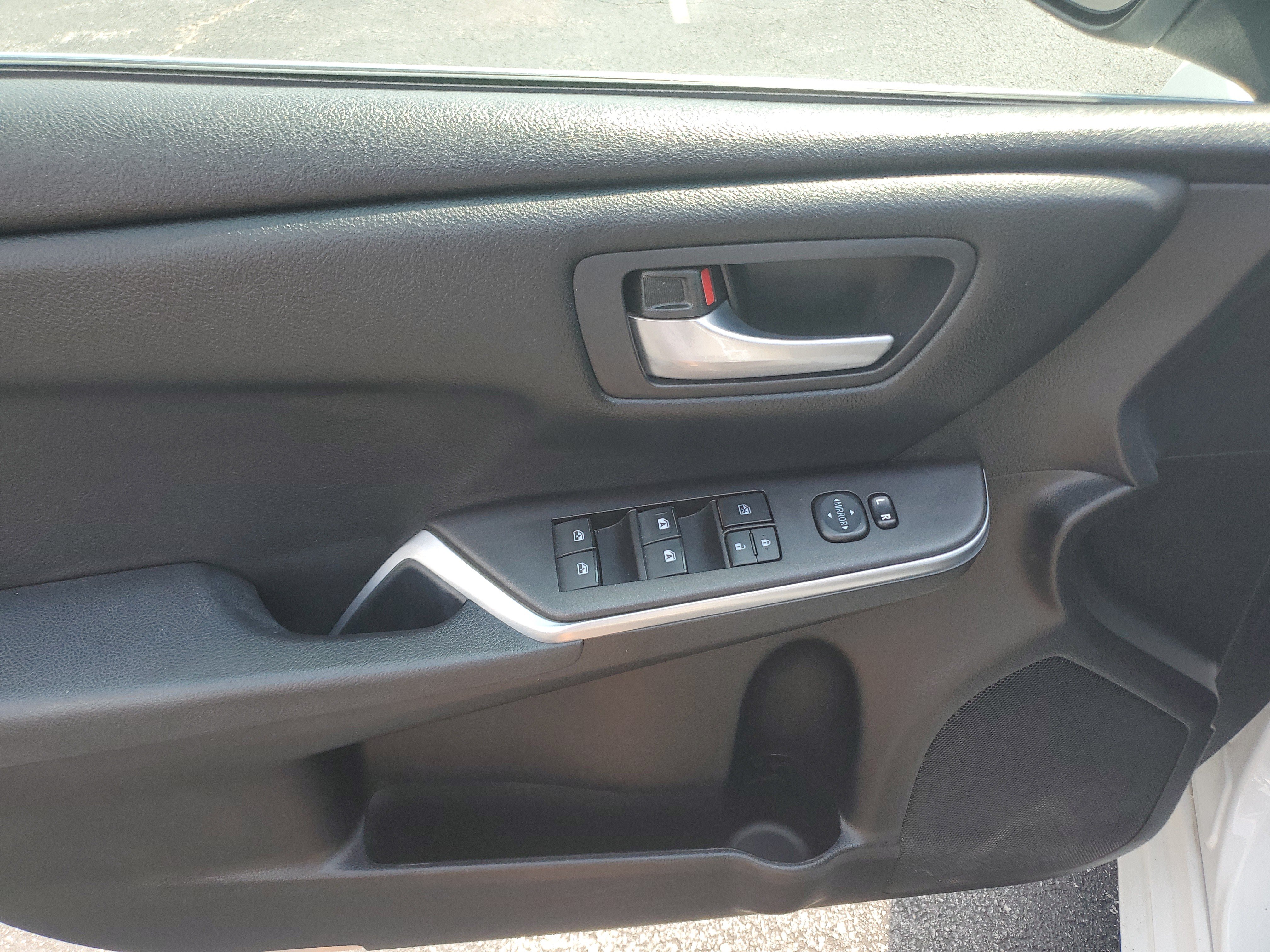 Used 2015 Toyota Camry SE w/ Moonroof Package FWD image 20