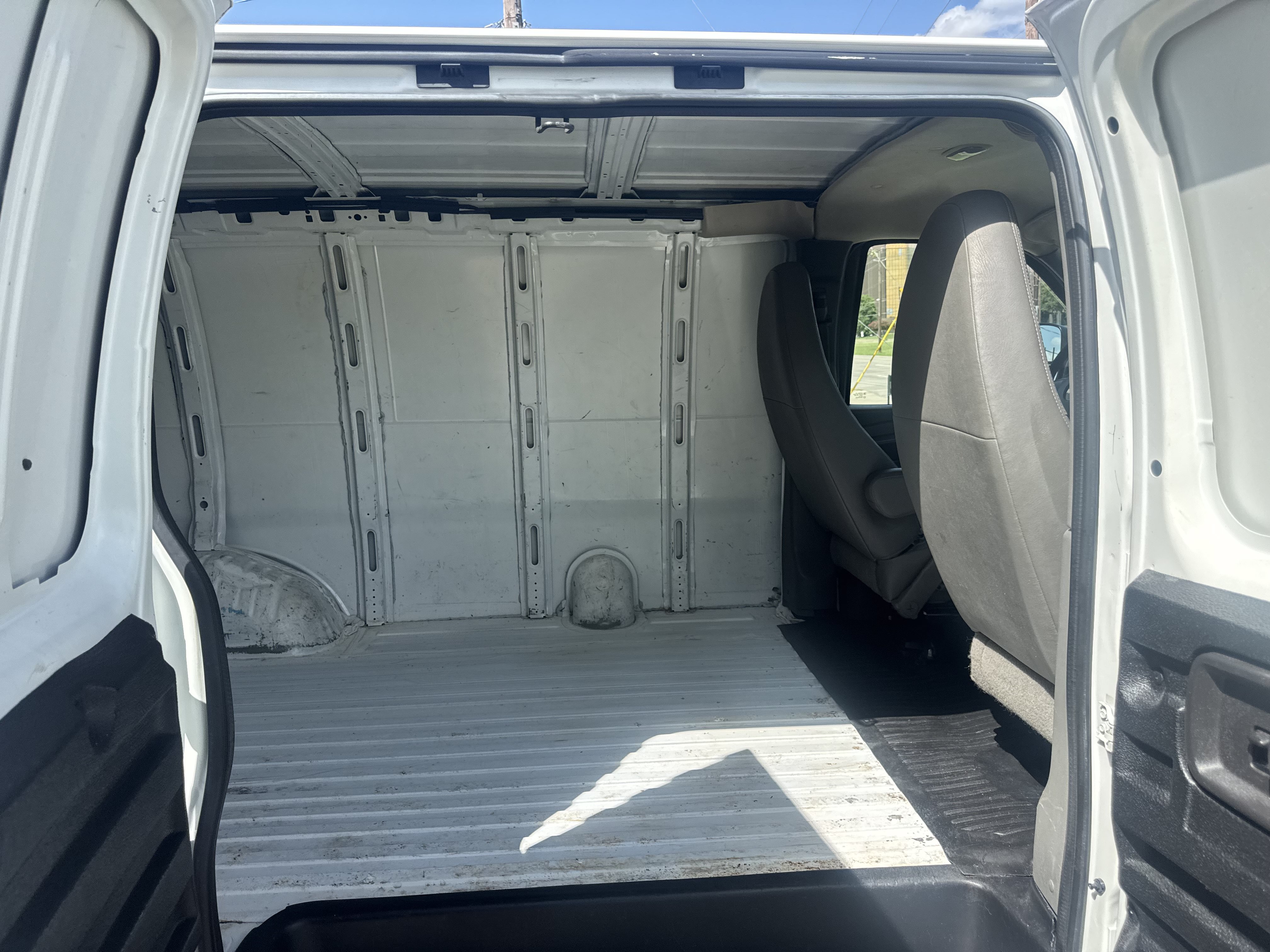 Used 2011 Chevrolet Express 2500 RWD image 12
