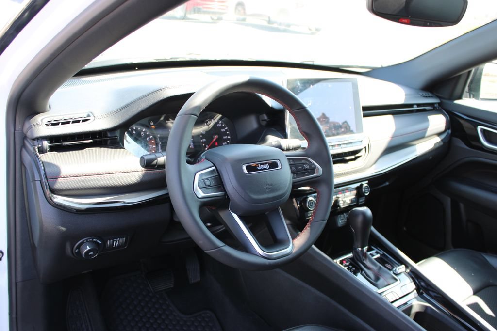 Used 2025 Jeep Compass Trailhawk AWD/4WD image 22
