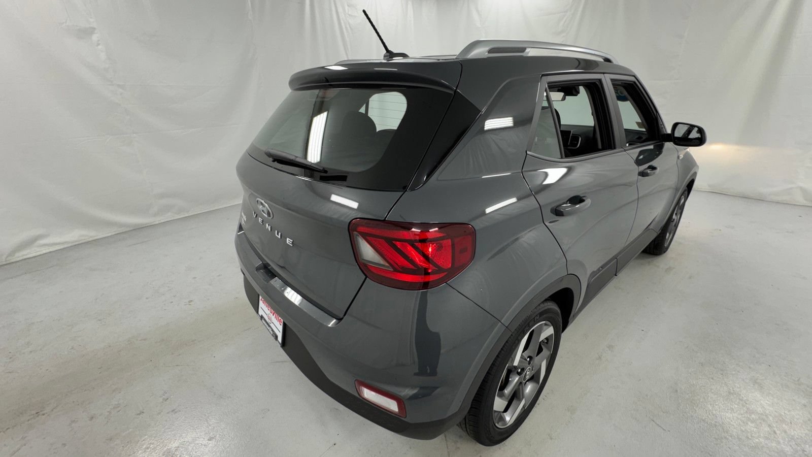 Used 2025 Hyundai Venue SEL FWD image 3