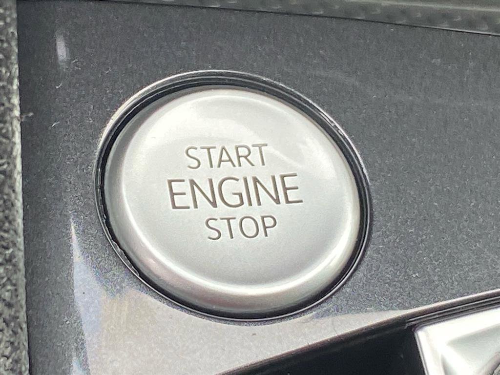 Certified 2022 Volkswagen Tiguan SE R-Line image 18