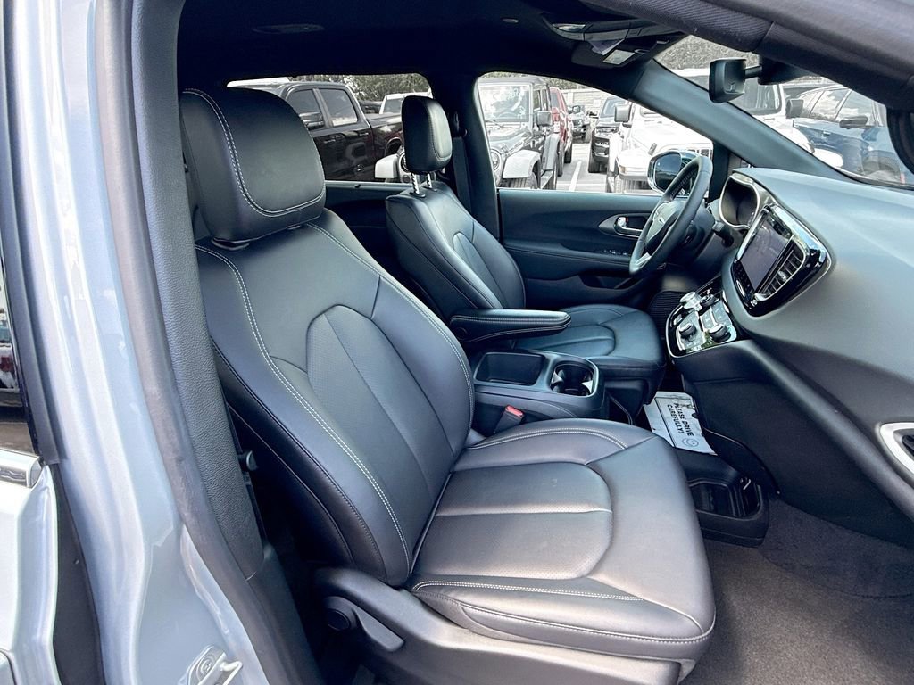 Used 2026 Chrysler Pacifica Select image 33