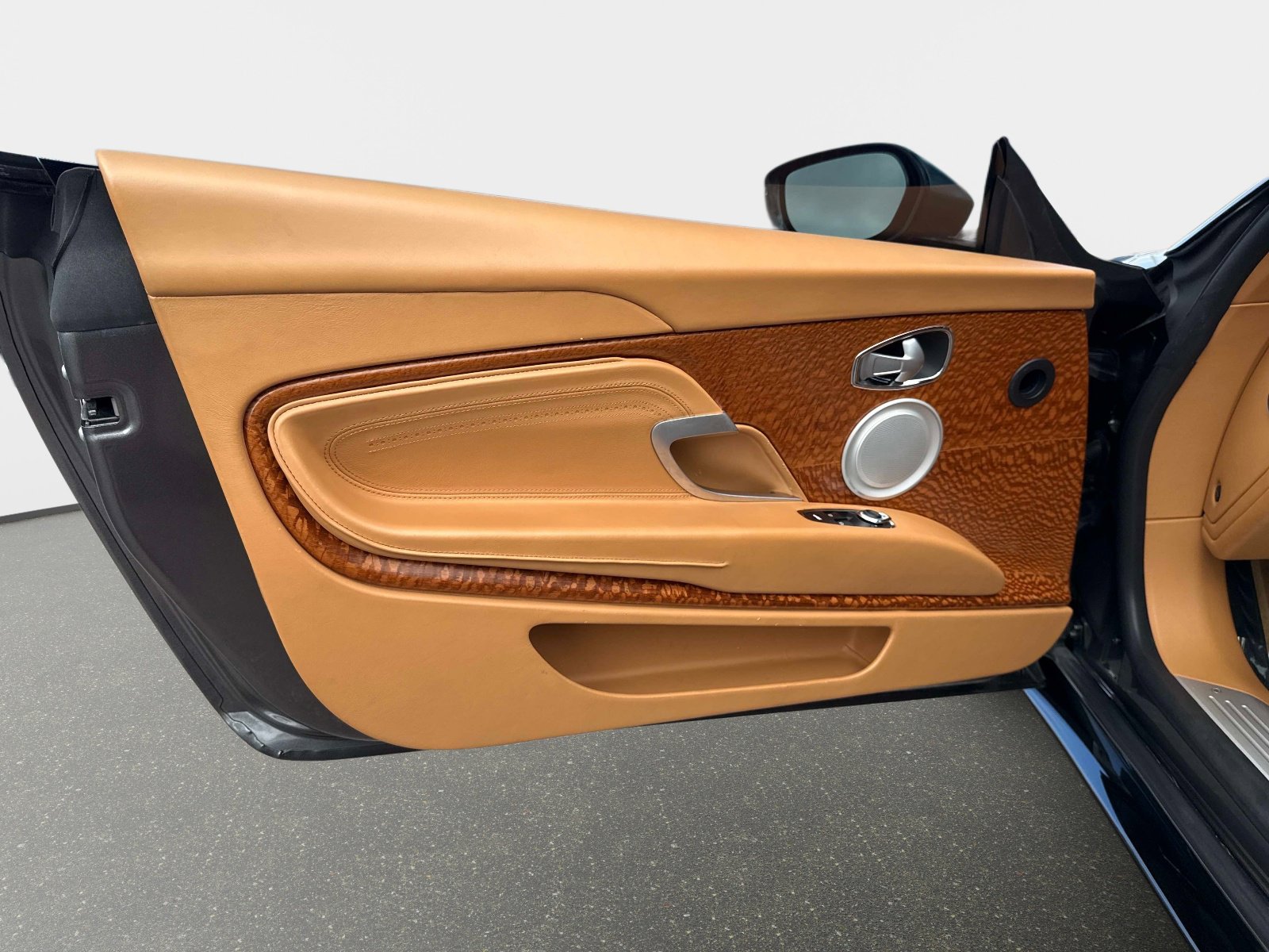 Used 2017 Aston Martin DB11 V12 image 13