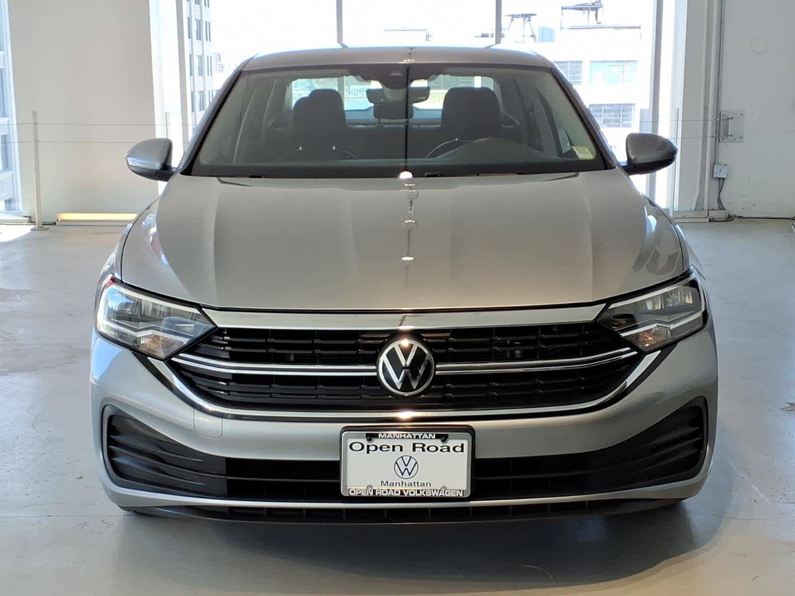 Certified 2023 Volkswagen Jetta SE FWD image 2