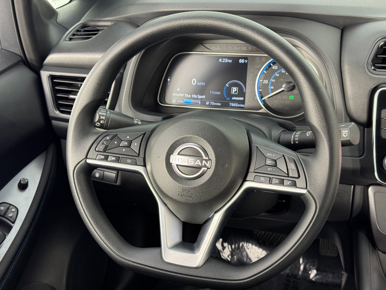 Used 2025 Nissan Leaf S image 17
