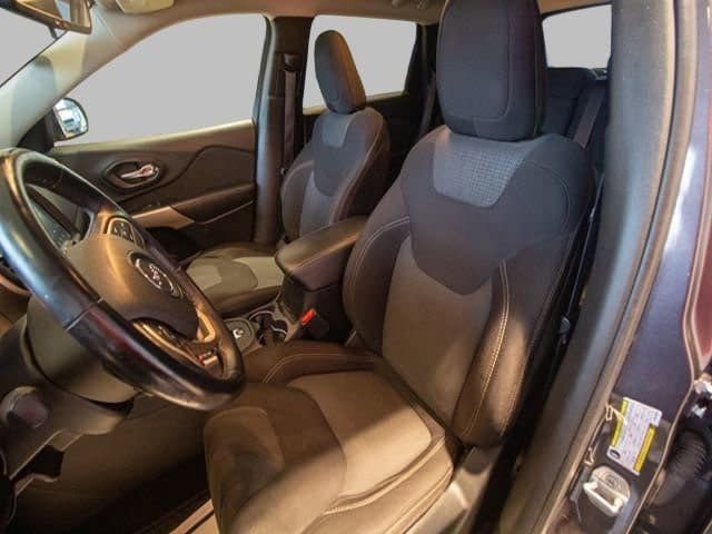 Used 2017 Jeep Cherokee Latitude w/ Cold Weather Group image 20