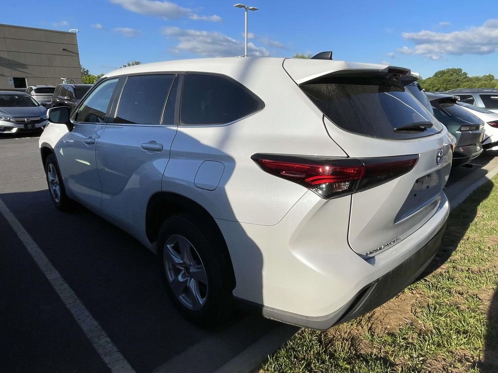 Used 2023 Toyota Highlander LE FWD image 3