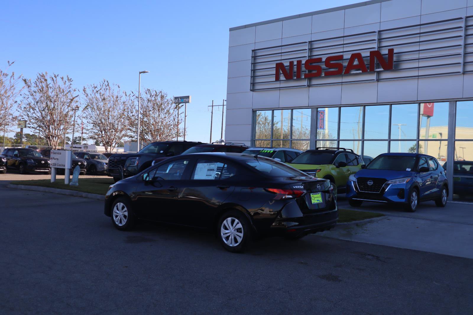 Used 2025 Nissan Versa S w/ Trunk Package image 4
