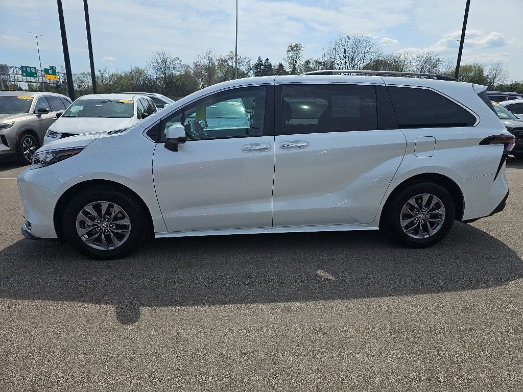 Used 2024 Toyota Sienna XLE AWD/4WD image 2