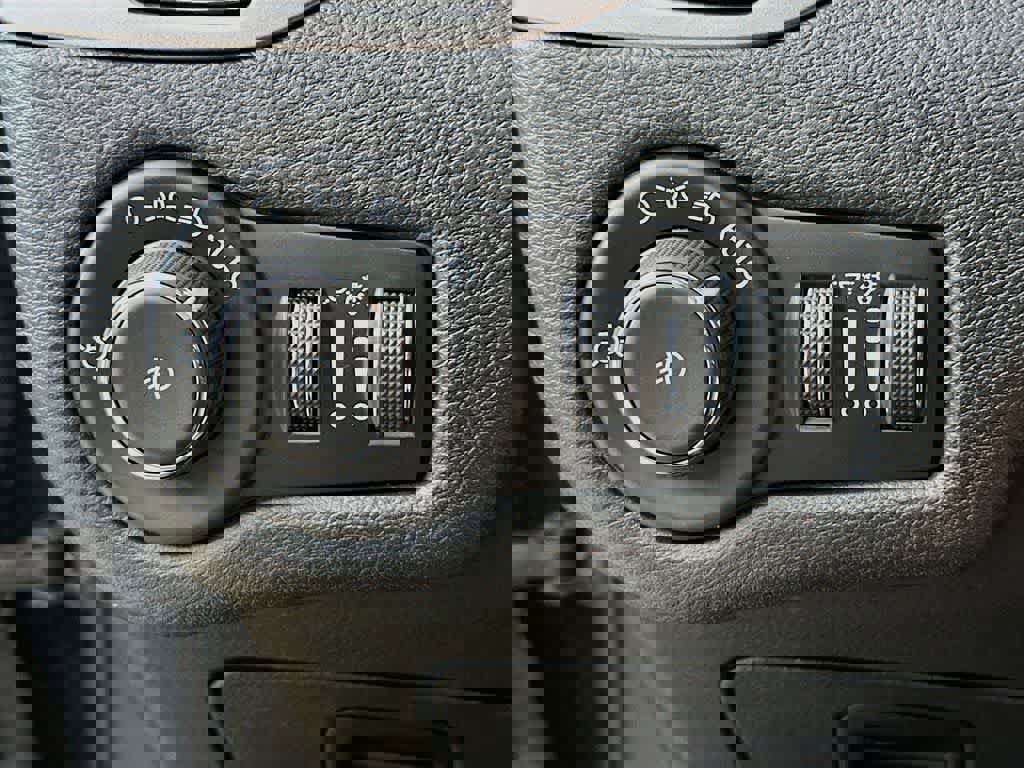 Used 2022 Jeep Cherokee Latitude Lux w/ Sun & Sound Group image 27